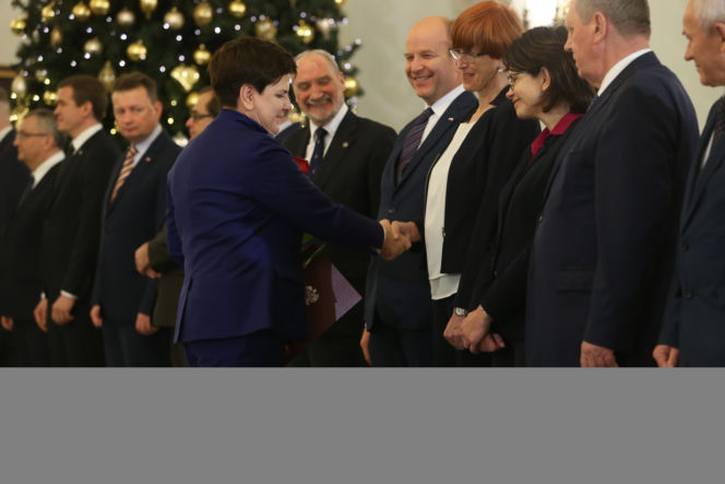 SZYDŁO DAŁA SWOIM MINISTROM  PO 38 TYS. 