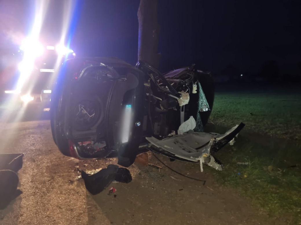 Makabryczna śmierć pod Płockiem! BMW roztrzaskało się o drzewo [ZDJĘCIA]
