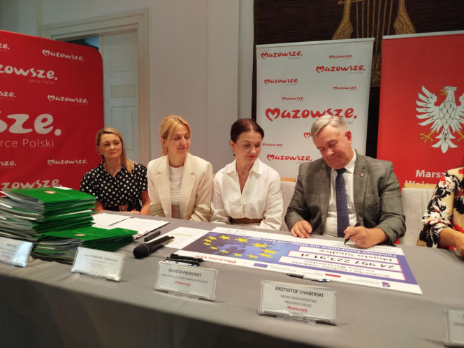 Dwie lokalne inwestycje z wysokim wsparciem unijnym. Umowy na budowę wiaduktu warszawskiego w Siedlcach i rozwój bioróżnorodności w Mrozach – już podpisane!