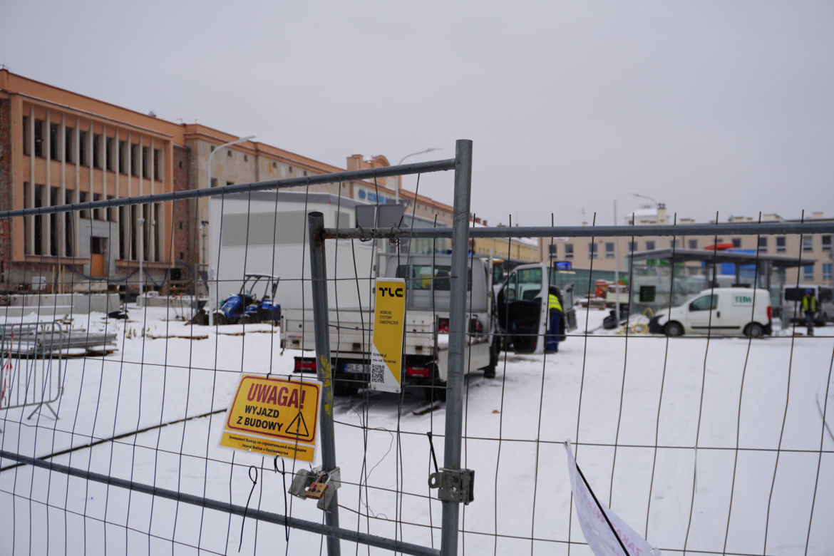 Nowy plac przed dworcem prawie gotowy. Kiedy zostanie otwarty?