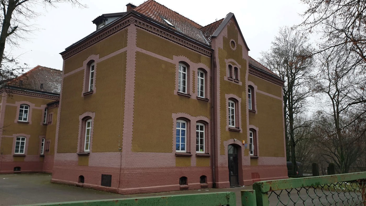 Wyszedł zza krat i podźgał córeczkę i żonę 
