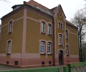Wyszedł zza krat i podźgał córeczkę i żonę 
