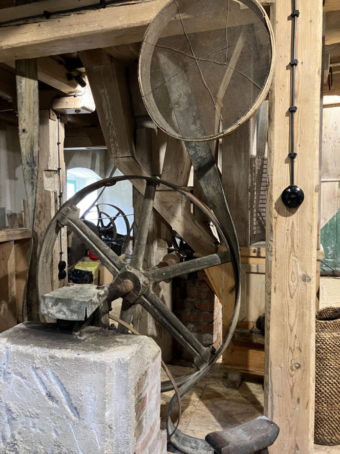 Ekspozycja urządzeń młyńskich w Dolnym Młynie w Wojciechowie