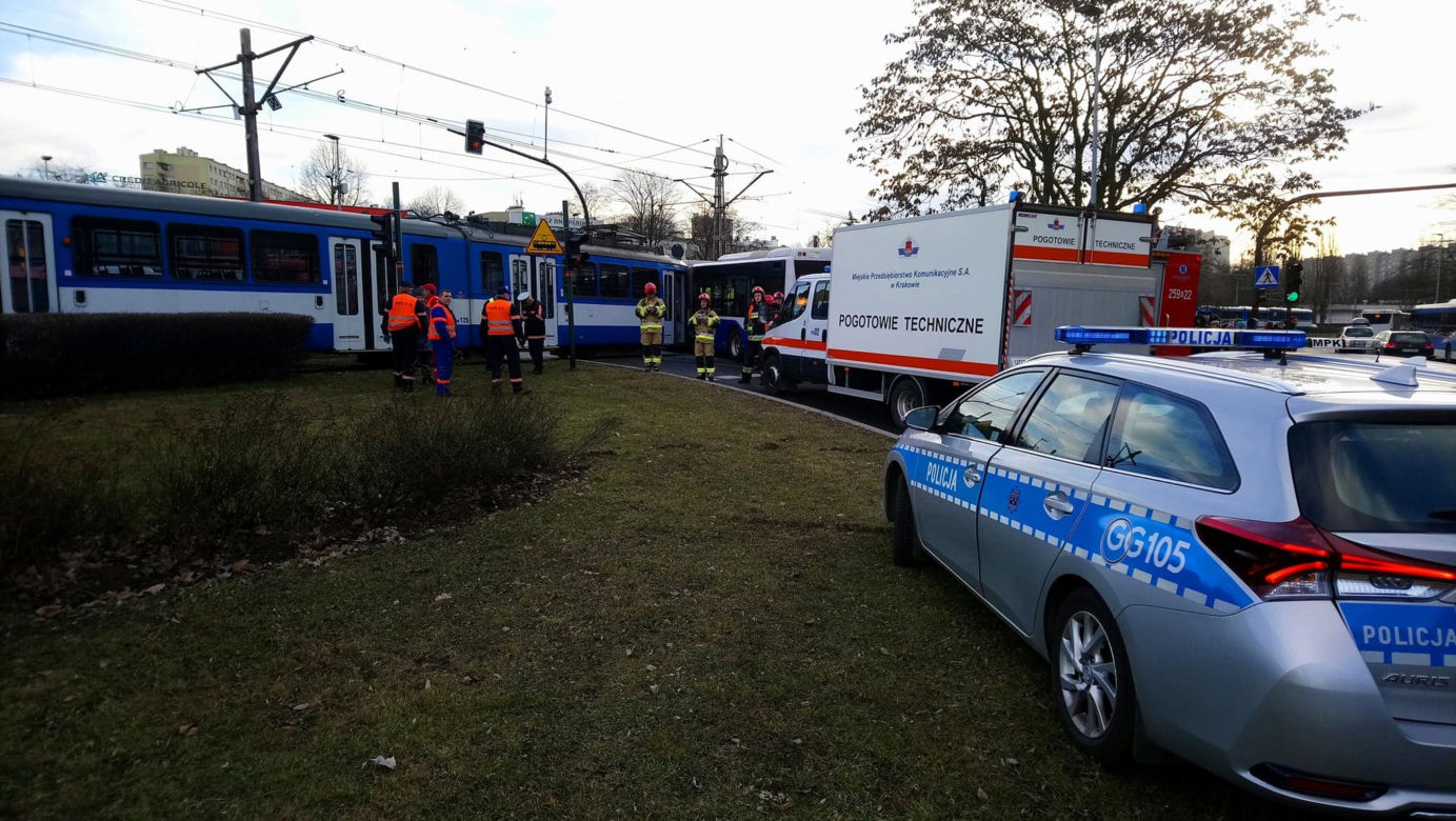 Dramatyczny wypadek w Krakowie. Tramwaj zderzył się z autobusem, są ranni
