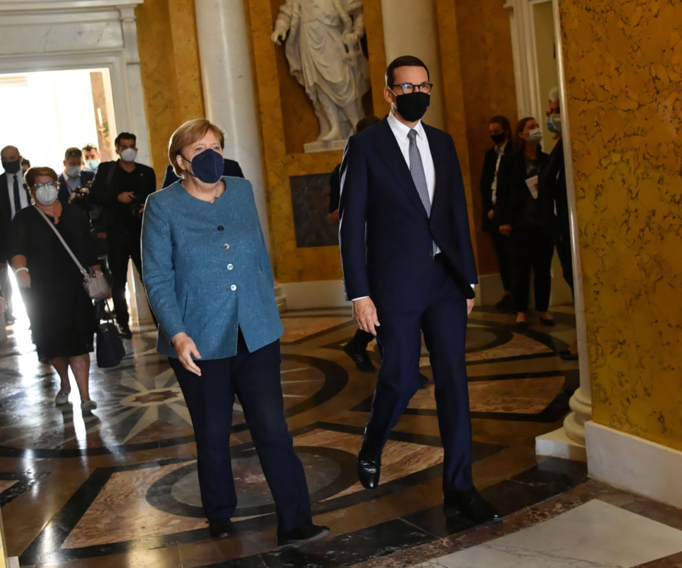Prezes Rady Ministrów Mateusz Morawiecki oraz kanclerz Republiki Federalnej Niemiec Angela Merkel podczas spotkania w Sali Salomona w Łazienkach Królewskich w Warszawie
