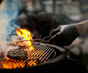 Najbardziej trujące potrawy z grilla. Polacy wciąż powtarzają te błedy
