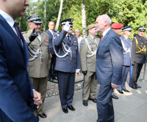 Generałowie wciąż salutują Macierewiczowi