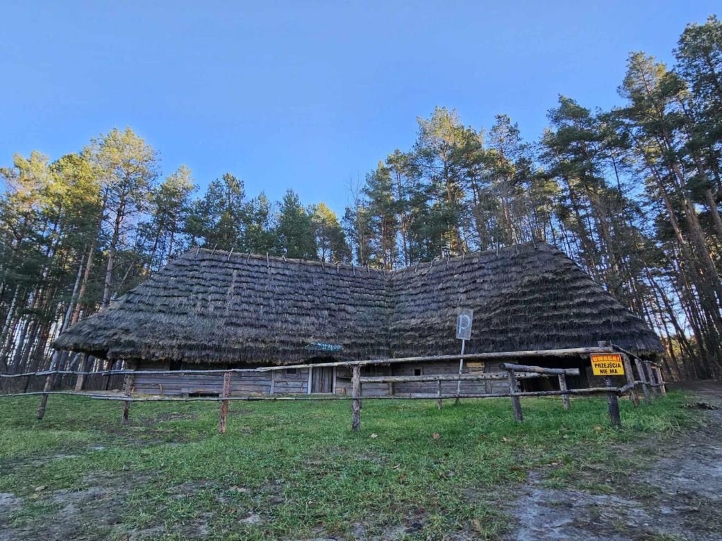 Adamczycha z serialu 1670 znajduje się w Kolbuszowej
