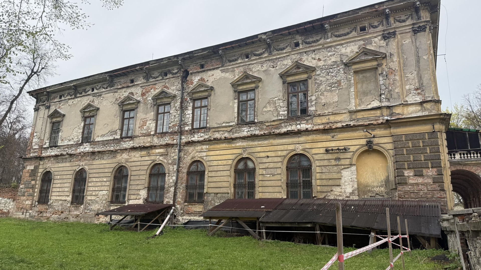 Pałac w Pilicy, wspaniała rezydencja która od dekad popada w ruinę