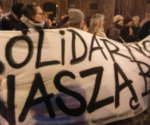 Cały Toruń z nauczycielami - łańcuch światła w Toruniu