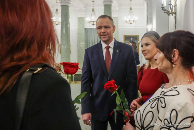 Marta Nawrocka w czerwieni