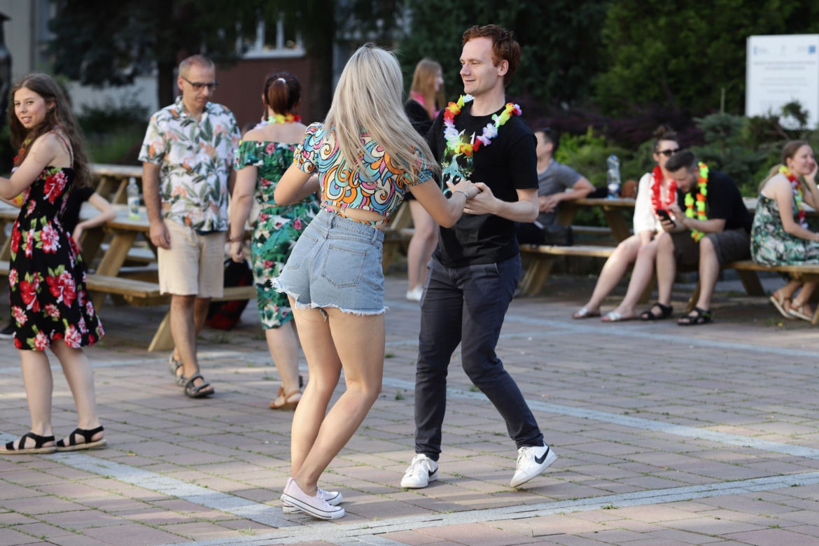 Studenci urządzili potańcówkę pod Uniwersytetem Śląskim w hawajskim stylu