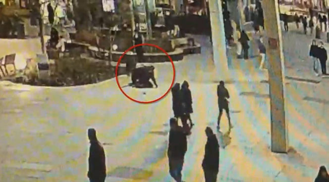 Skatował 20-latka w centrum Warszawy. Młody chłopak w stanie krytycznym