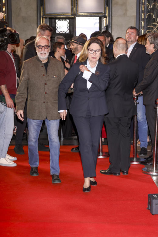 Ministra kultury zachwyciła elegancją na premierze filmu "Ojczyzna"