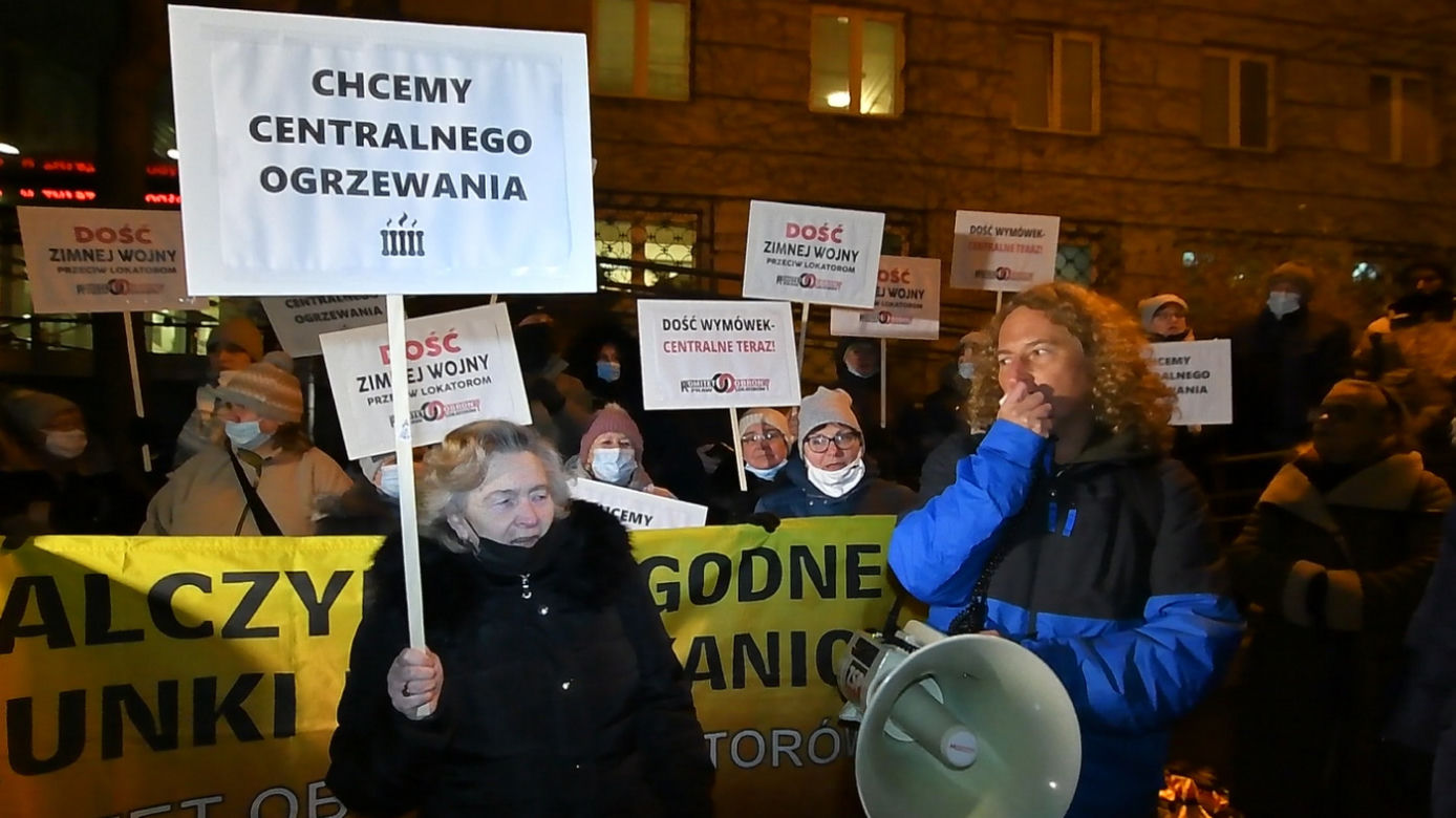 Mamy dość życia bez kaloryferów! Protest pod urzędem dzielnicy Praga-Północ