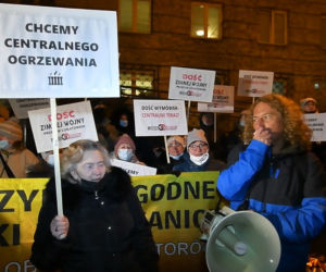 Mamy dość życia bez kaloryferów! Protest pod urzędem dzielnicy Praga-Północ