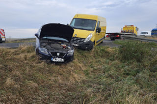 Kolizja na DK12 koło Leszna. Pojazdy omal nie wpadły do rowu [ZDJĘCIA]