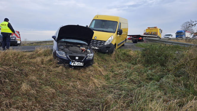 Kolizja na DK12 koło Leszna. Pojazdy omal nie wpadły do rowu