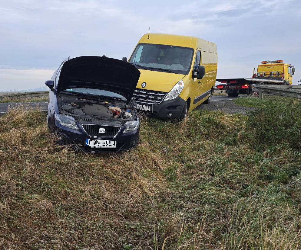 Kolizja na DK12 koło Leszna. Pojazdy omal nie wpadły do rowu