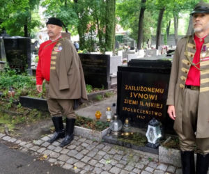 Na baczność przed grobem
