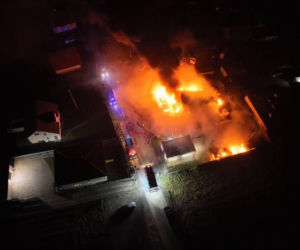 Potężny pożar zakładu pod Krakowem. Spłonęły autobusy i ciągnik rolniczy