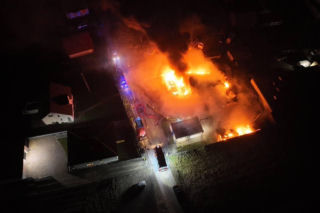 Potężny pożar zakładu pod Krakowem. Spłonęły autobusy i ciągnik rolniczy