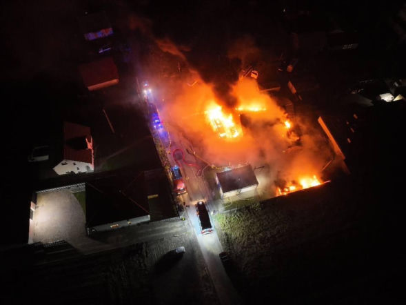 Potężny pożar zakładu pod Krakowem. Spłonęły autobusy i ciągnik rolniczy