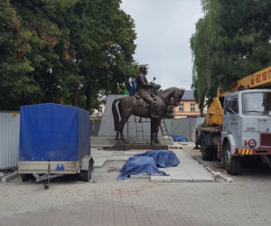 Trwa montaż pomnika marszałka Piłsudskiego