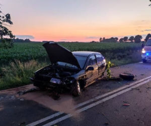 Mystkowo. Pięć osób otarło się o śmierć! 17-latek wypadł z mitsubishi i zabrała go karetka [ZDJĘCIA]