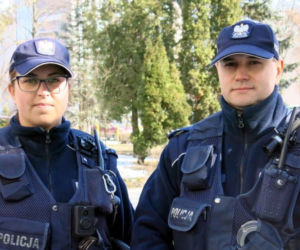 Białystok: Spał w płonącym samochodzie. Uratowali go policjanci