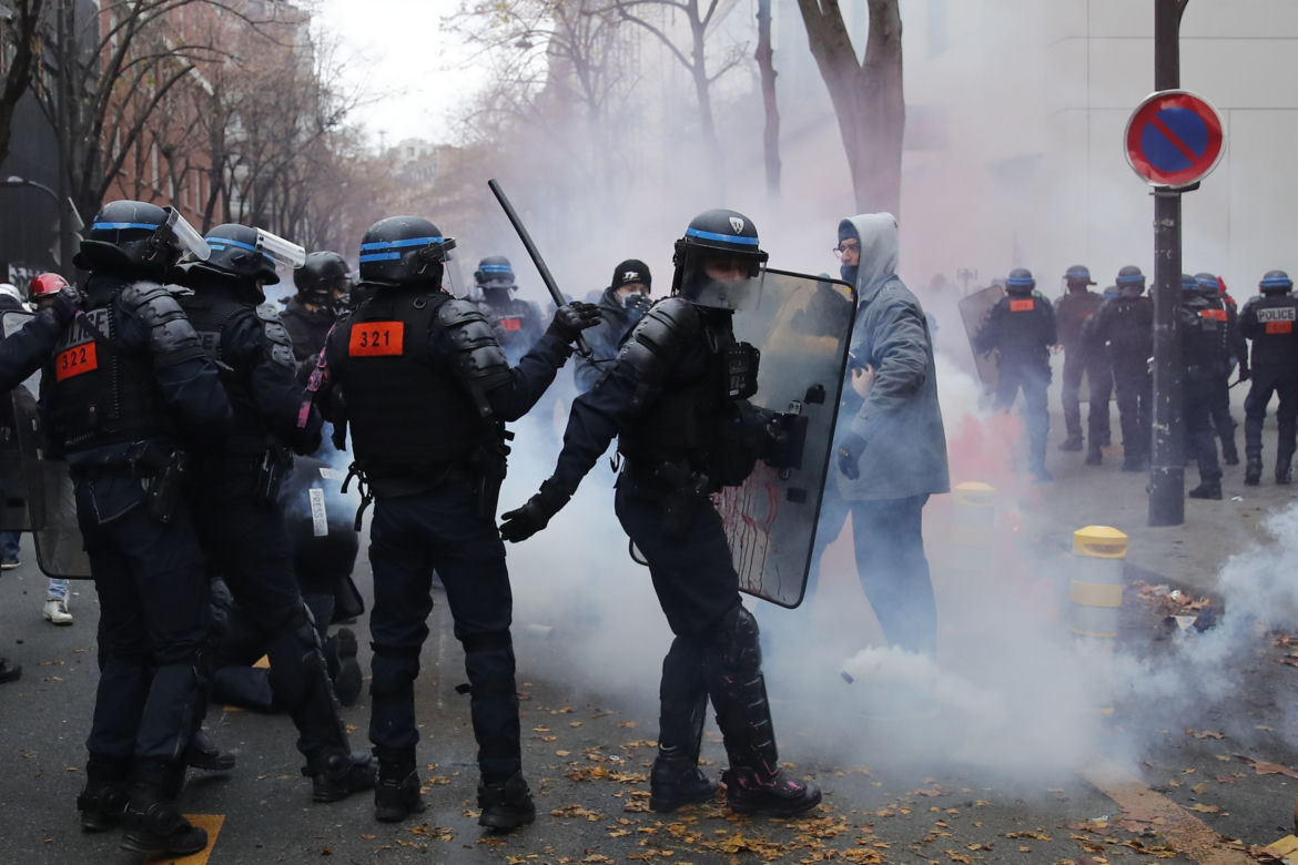Francja płonie! Wielki atak na policję, dziesiątki rannych