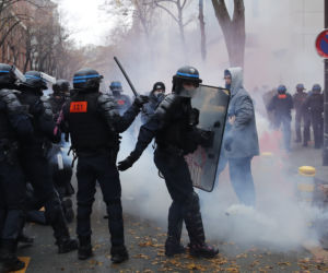Francja płonie! Wielki atak na policję, dziesiątki rannych