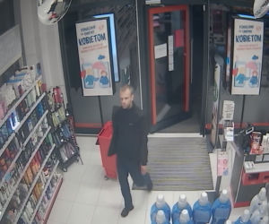 Okradli drogerię w Dobrzejewicach koło Torunia. Rozpoznajesz ich?