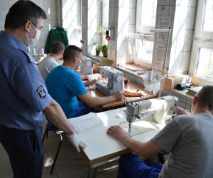 Więźniowie z Piotrkowa Trybunalskiego szyją maseczki