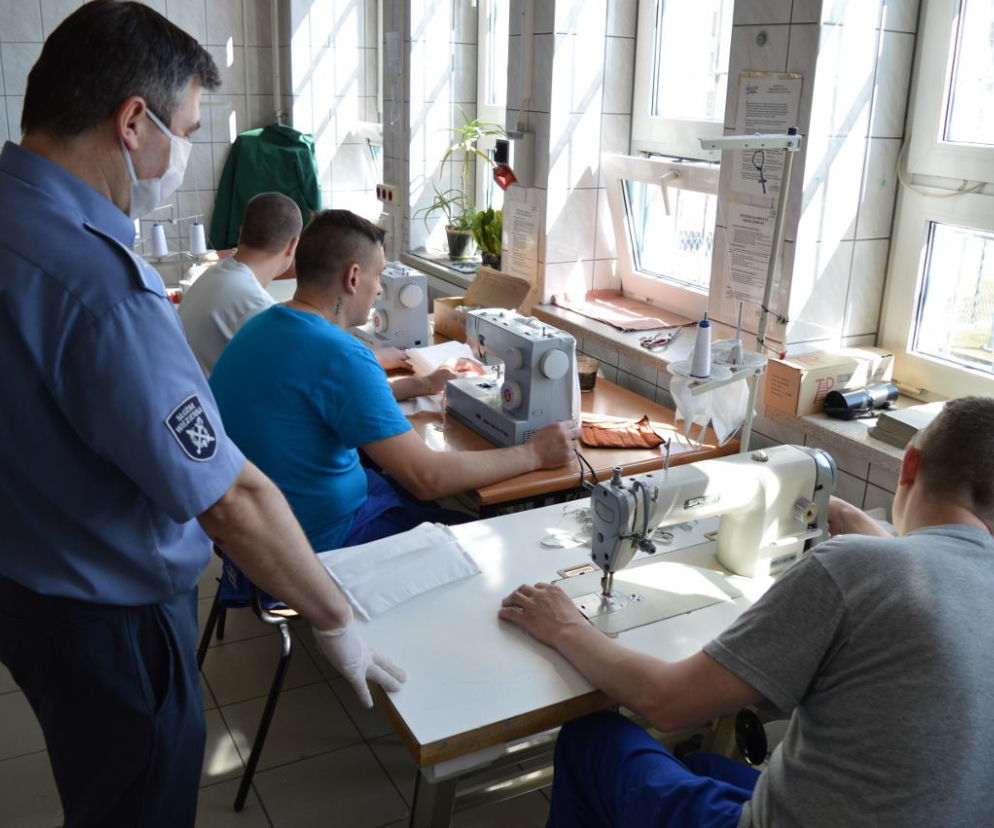 Więźniowie z Piotrkowa Trybunalskiego szyją maseczki