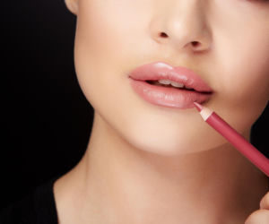 Zapomnij o wąskich ustach. Ta sztuczka z konturówką daje efekt wypełnienia
