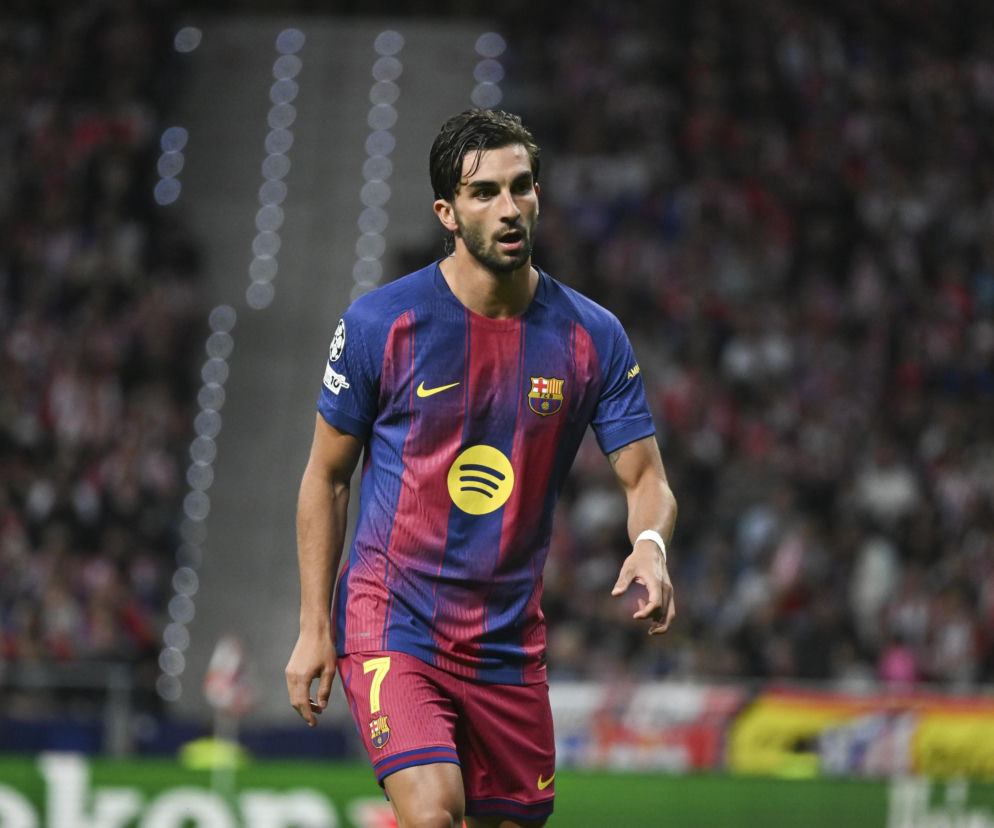 Piłkarz Ferran Torres w koszulce FC Barcelony na boisku podczas meczu. O bohaterze mundialu przeczytasz na Eska.