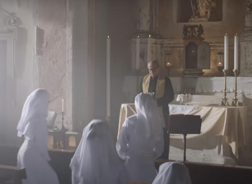 Wielki skandal po reklamie! Zakonnice zamiast hostii jedzą chipsy. I bardzo się cieszą!