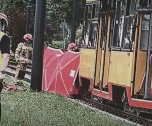 Babcia wychodziła z wnukiem z tramwaju. Wydarzyła się tragedia