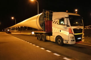 Transport łopat wiatrowych został uziemiony. Problemu wcale nie stanowiła ich długość