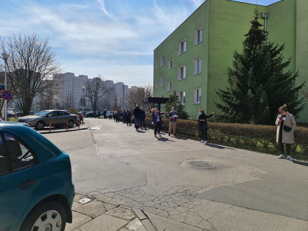Gigantyczne kolejki do testów na koronawirusa w Warszawie. System tego nie wytrzyma?