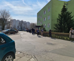 Gigantyczne kolejki do testów na koronawirusa w Warszawie. System tego nie wytrzyma?