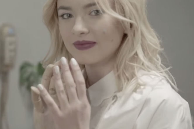 Natalia Nykiel w teledysku do Bądź duży