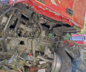Pękła mu guma i stracił panowanie nad ciężarówką! Paskudny wypadek koło Trzemeszna