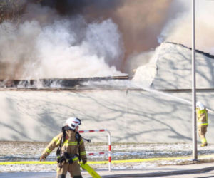 Ogromny pożar Biedronki na Dolnym Śląsku! Dach runął, są ranni strażacy