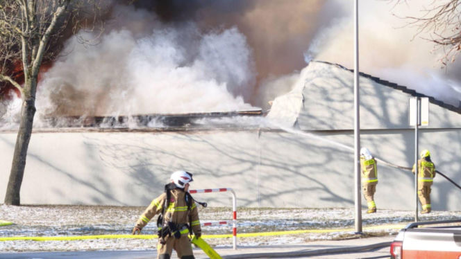 Ogromny pożar Biedronki na Dolnym Śląsku! Dach runął, są ranni strażacy