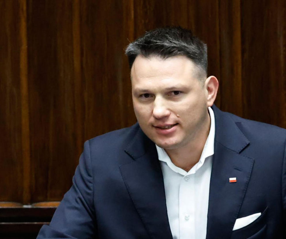 Sławomir Mentzen w ciemnym garniturze i białej koszuli. O krytyce RPD przez polityka przeczytasz na SE Polityka.