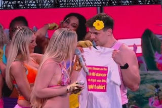 Radny z Konina na scenie z Zara Larsson