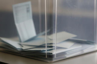 Sondaż partyjny zaskoczył. Kto naprawdę zyskał na politycznej frustracji?