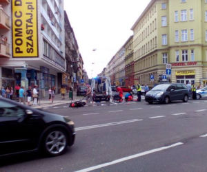 Zderzenie samochodu i skutera w centrum Szczecina